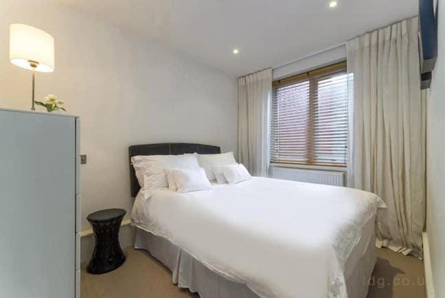 Modern flat in central london  Main Photo