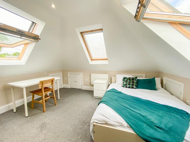Whole Top-Floor Double Room, Bills Inc + Driveway Main Photo