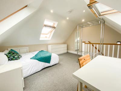 Whole Top-Floor Double Room, Bills Inc + Parking Main Photo
