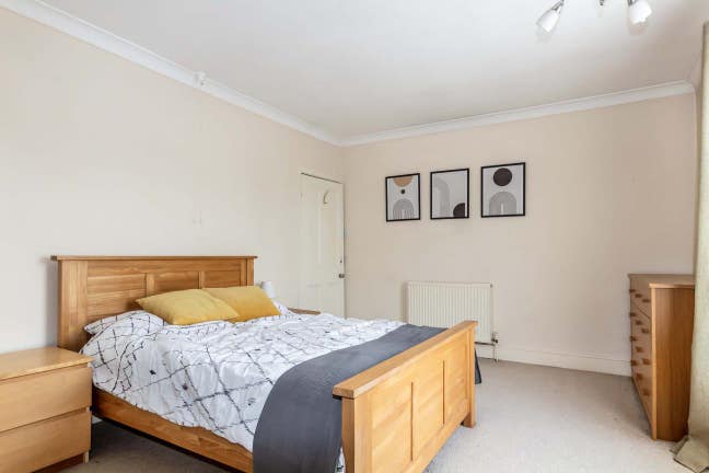 Must see- Large double room with walk-in wardrobe Main Photo