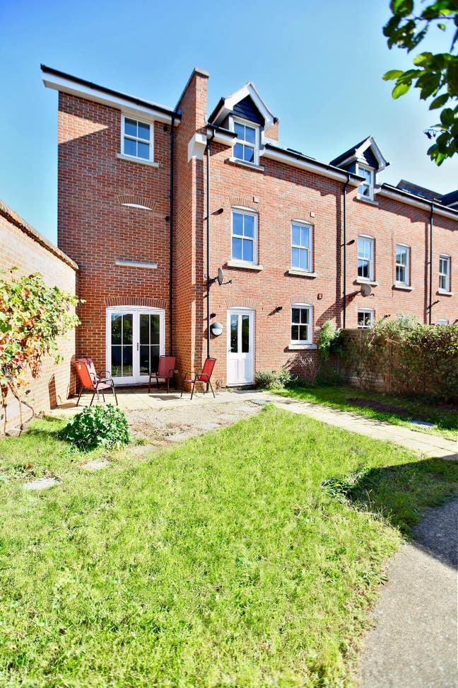 ✔️Looking for an All Ladies House?✔️Stunning Room? Main Photo