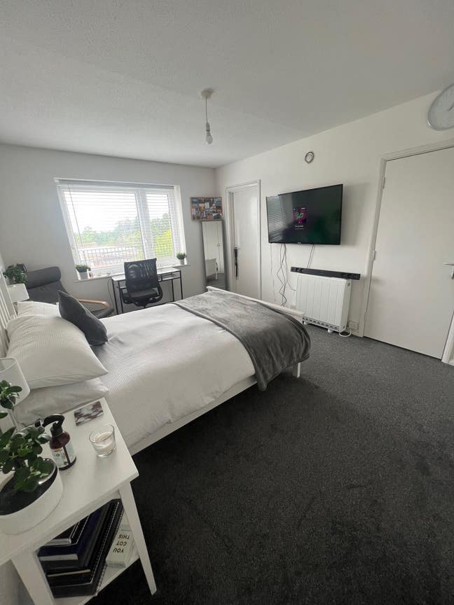 Large Ensuite Double Room - Bills included  Main Photo