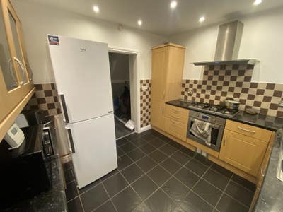 Large room with private bathroom all bills inclus Main Photo