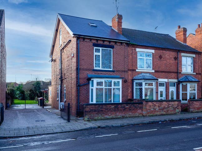 One Top Floor Ensuite Room (Coxmoor Road) Main Photo