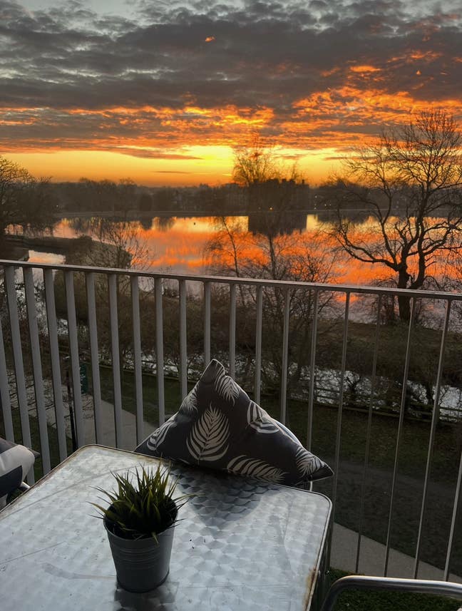 Lovely Riverside Apartment Near Tube Station  Main Photo