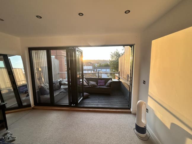 Huge room, amazing location, views of the bridge!! Main Photo