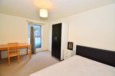 2 double room with desk and chair Main Photo