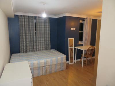 Modern Double Room with Own Bathroom Main Photo