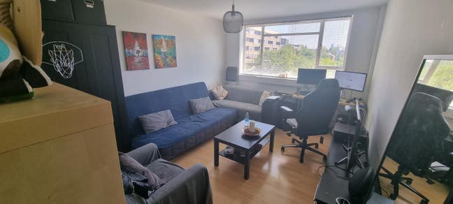 Spacious room in a convenient location Main Photo
