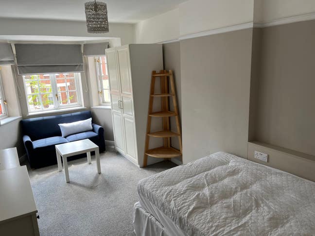 Double room - bills inclusive - 2 mins to station  Main Photo