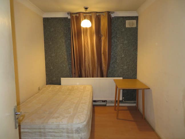 Nice Modern Double Room at Bargain Price in Cwharf Main Photo