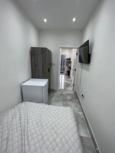 Entire private self-contained flat with kitchen Main Photo