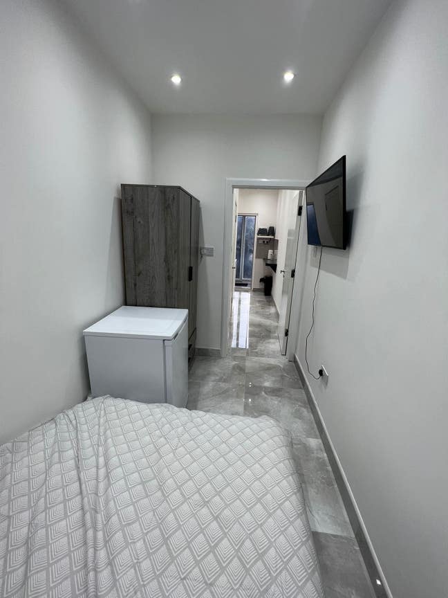 Entire private self-contained flat with kitchen Main Photo