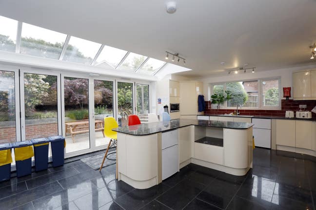 Premium House Share | Allocated Drive Parking Main Photo