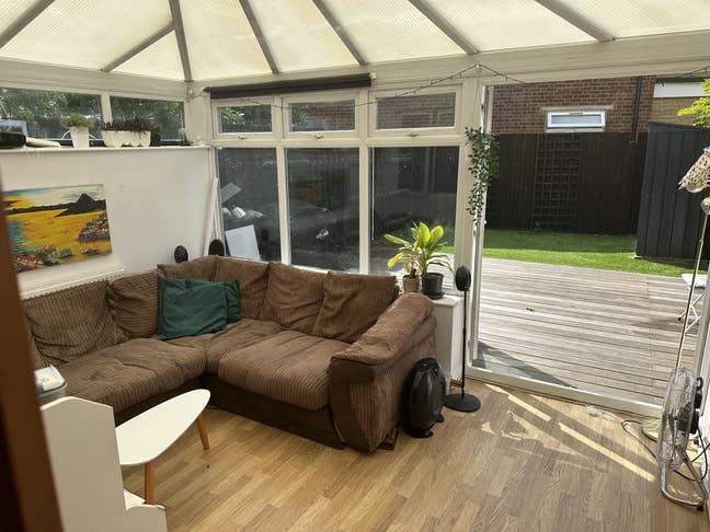 Beautiful 4bed house - Large Conservatory & Garden Main Photo