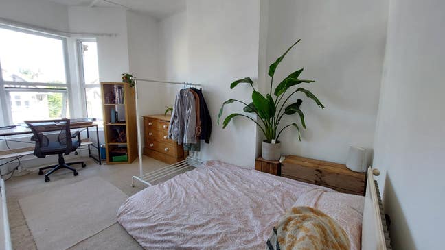 Double room in spacious home Main Photo