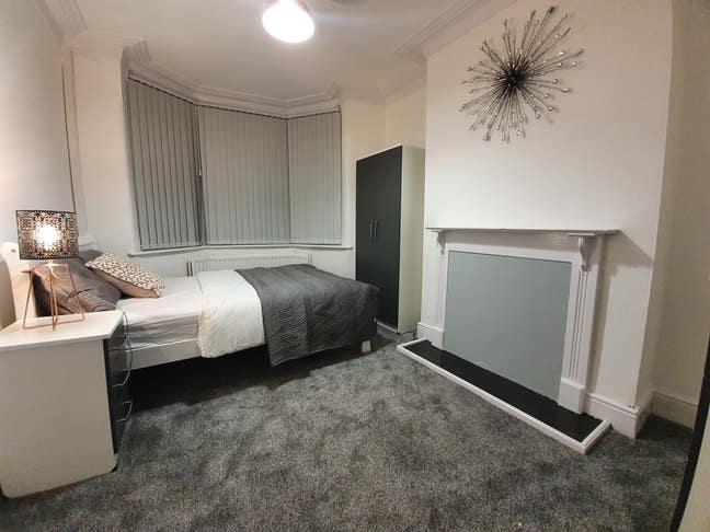Double room to rent close to train station Main Photo