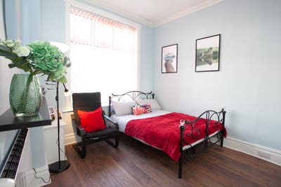 All Bills Inclusive Double room available in OL4 Main Photo