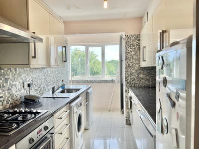 4 Bedroom Maisonette in Falloden way, NW11 Main Photo