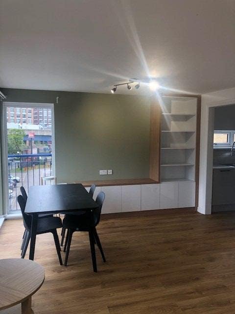 Refurbished 2 bed E14 9QZ £2100pcm Parking Availab Main Photo