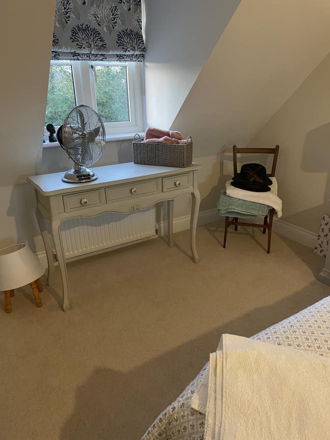  Very large room Main Photo