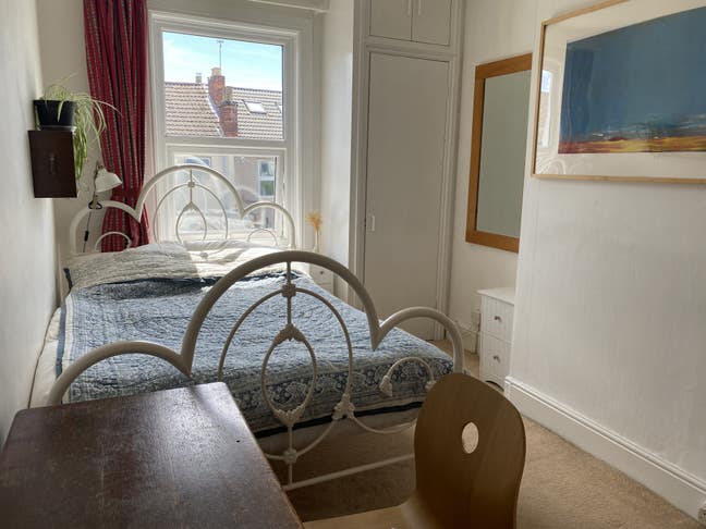 Sunny Room in Christian Landlady's House Main Photo