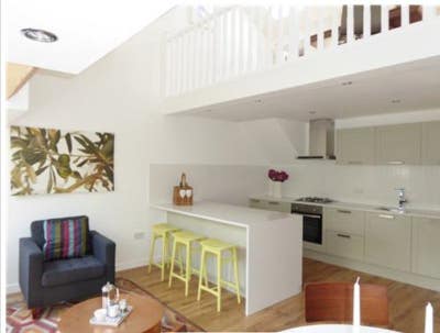 Bright penthouse flat with mezzanine in great area Main Photo