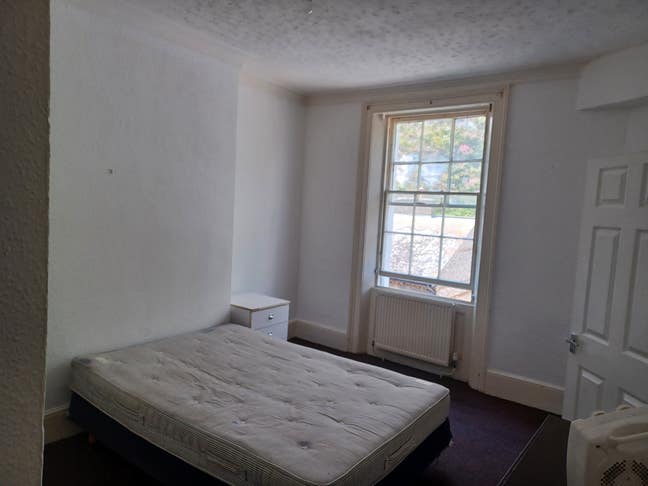 Large Room on Dover seafront  Main Photo