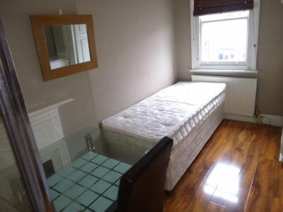 Single bedsit available in West Kensington Main Photo