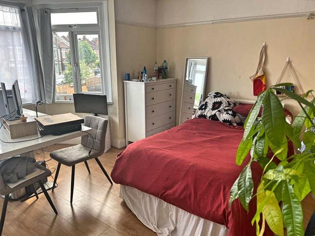 Large Premium Double Room in Amazing Location Main Photo