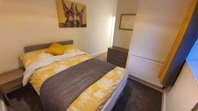Stunning ensuite in lovely friendly house share Main Photo