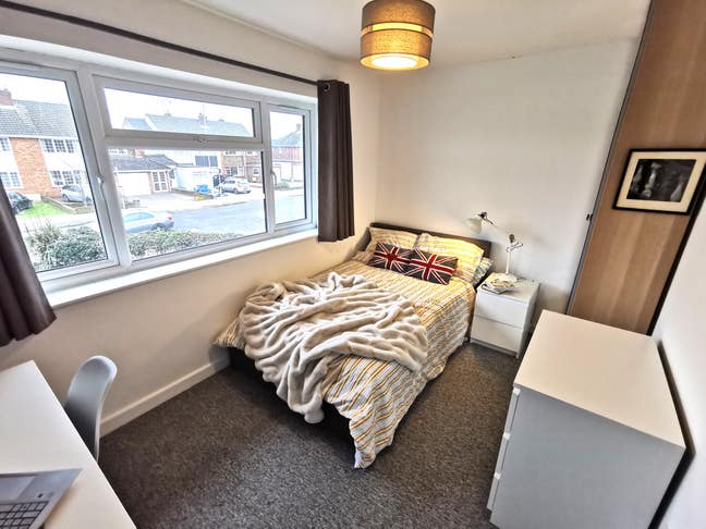 Light, Bright Double Room, FREE Off-Street Parking Main Photo