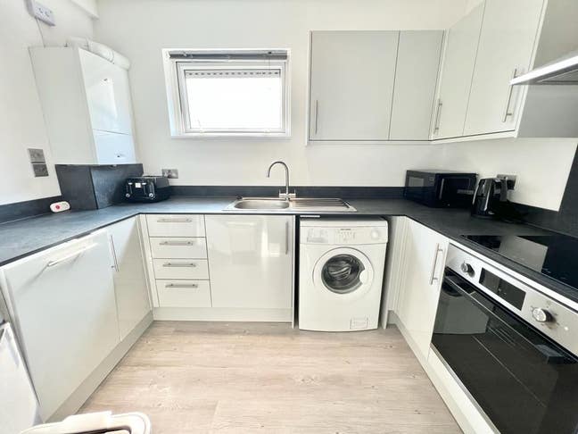 Available NOW!! Room in Fantastic Location.  Main Photo