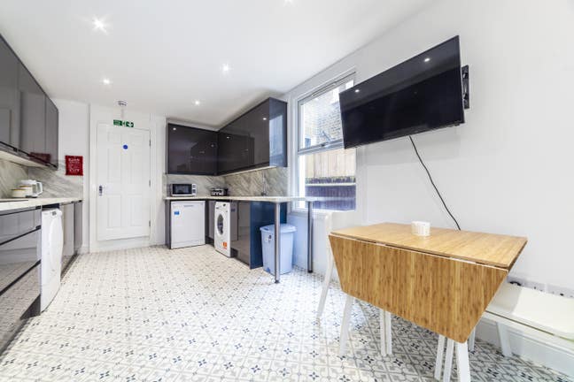 Stylish Rooms with Friendly Housemates  Main Photo
