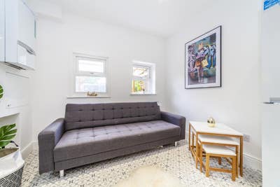 Warm, Welcoming Home with Ensuite Rooms Main Photo