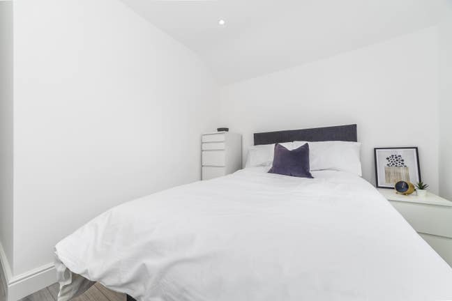 Warm, Welcoming Home with Ensuite Rooms Main Photo