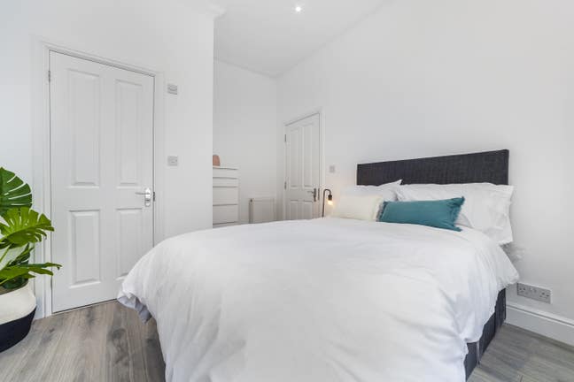 Stylish Rooms with Friendly Housemates  Main Photo