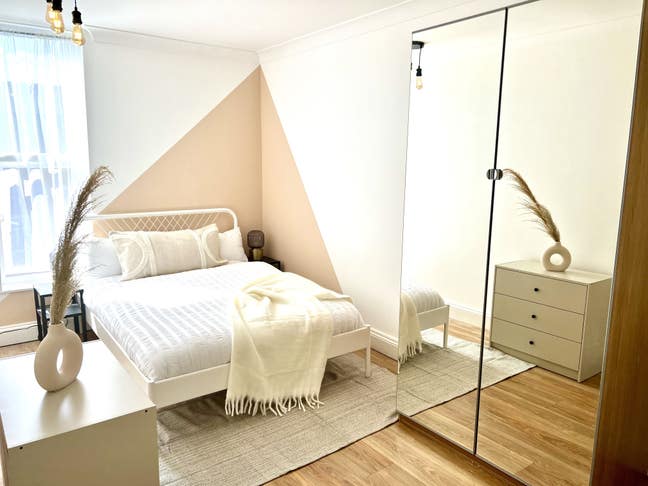 Double bedroom in newly refurbished house  Main Photo