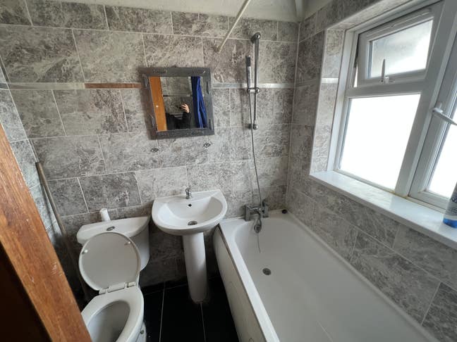 Medium Si  Room to Let Greenford Middlesex  (Mans) Main Photo