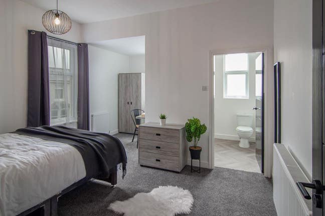 + Large En-suite-15 minutes walk to Hospital + Main Photo
