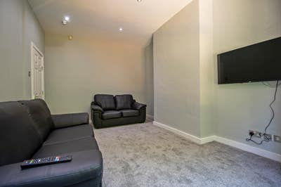 6 Dbl Rooms & 3 Bathrooms Modern Decor with Garden Main Photo