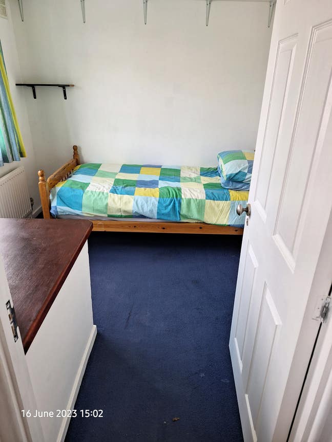  Single  room for professional female. Parking   Main Photo
