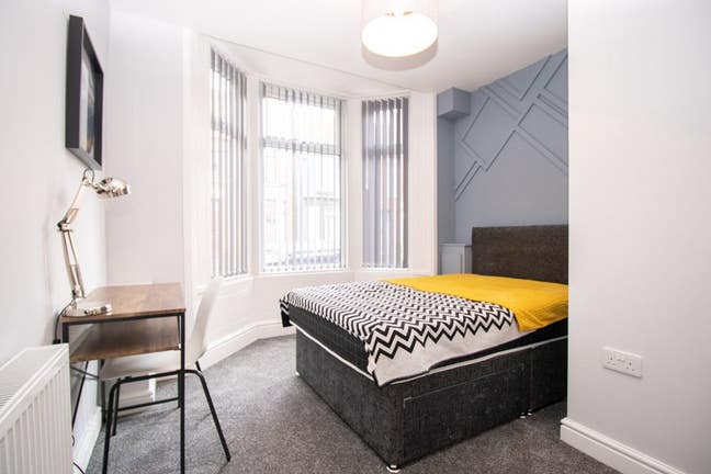 1 Modern Double En-Suite in L6! - All Female House Main Photo
