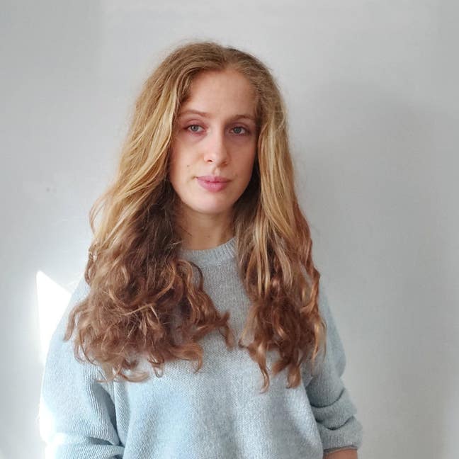 Professional female looking to rent room  Main Photo