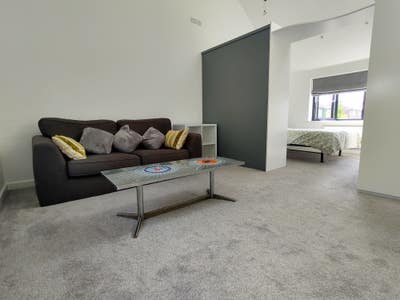 Spacious studio room with en suite for a couple Main Photo