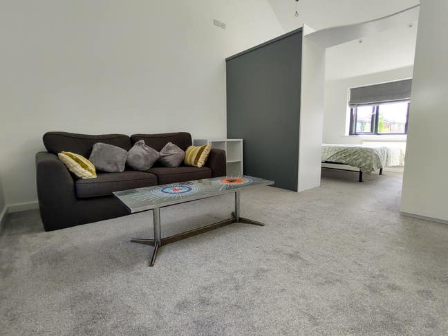 Spacious studio room with en suite for a couple Main Photo
