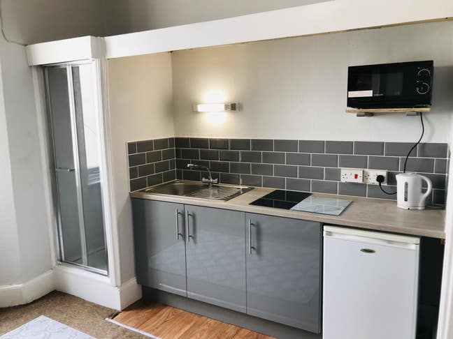 Studio in Torquay, inc Council Tax, heating, water Main Photo