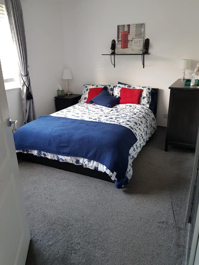Double room in quiet location in family home  Main Photo