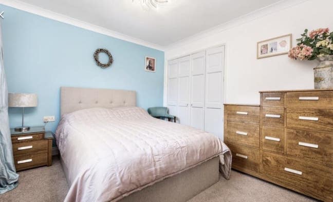  Double bedroom in beautiful 4 bed detached house. Main Photo