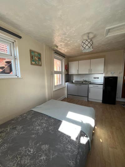 Very well presented ensuite Studios - Town centre Main Photo